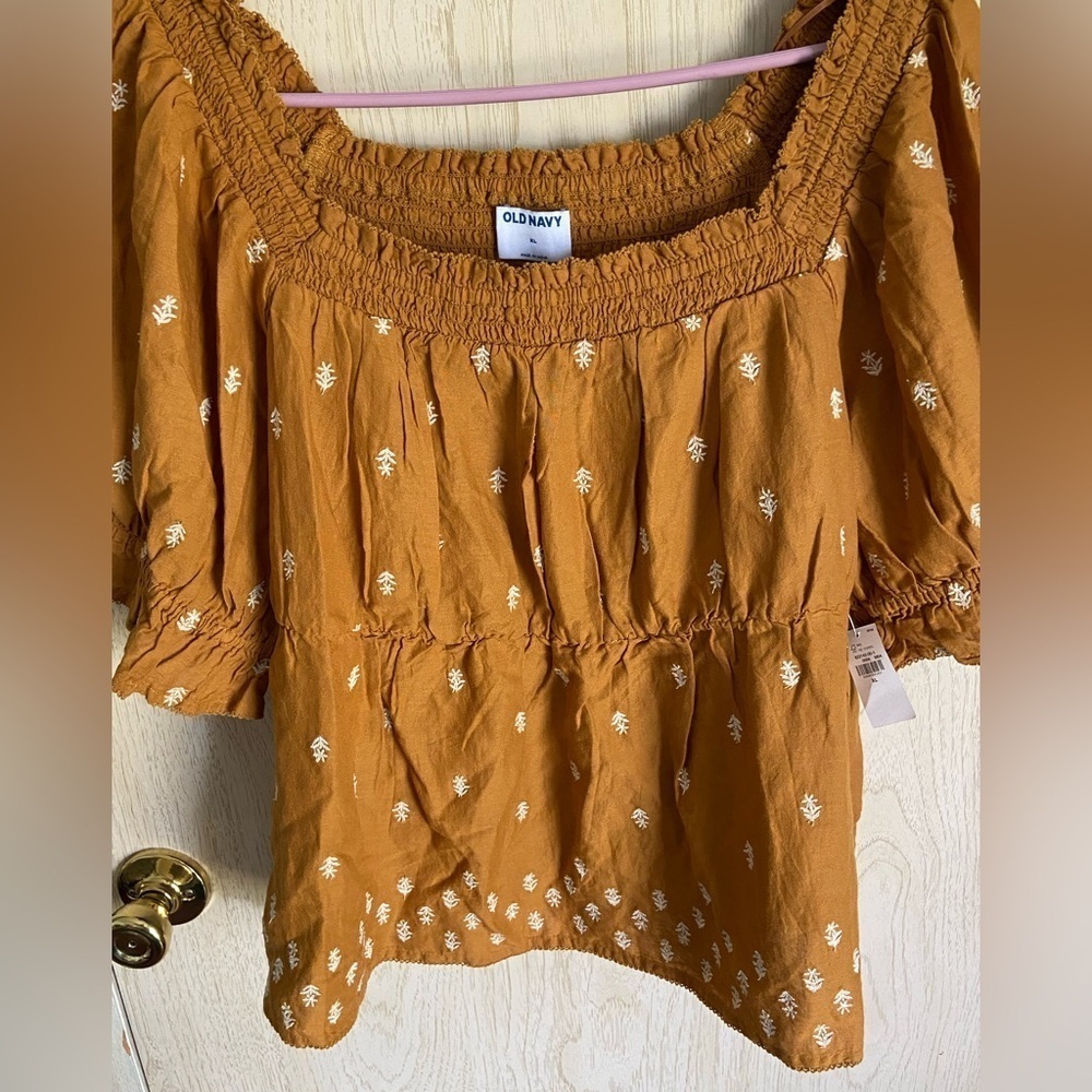 🩷 Old Navy Puff-Sleeve Smocked Embroidered Babydoll Blouse Ancient Gold Sz XL - Picture 2 of 11